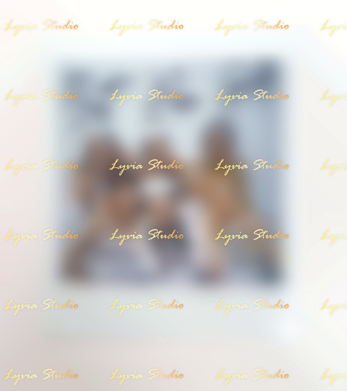 KIIRAS Group Square Autographed Signed Polaroid(Lingling,Kurumi,Harin,Kylie,Doyeon,Roah)