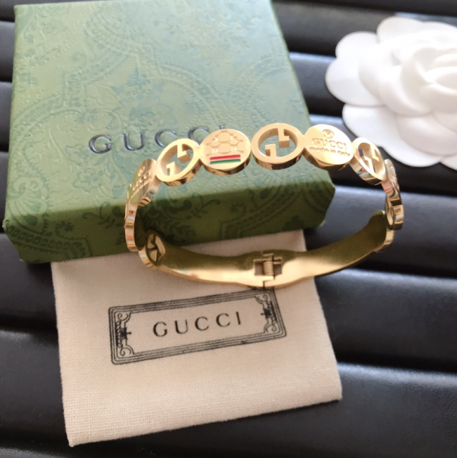 Fashion Bracelet with Box #GUI #LOV