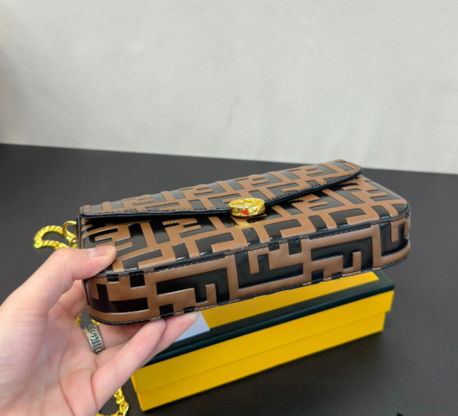 High Quality Fashion Messenger Bag Size:22*12cm 