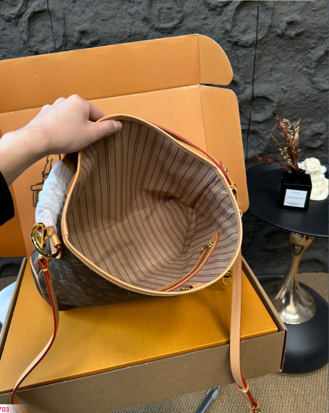 Quality Bag with Box Size 34*28  #LOV