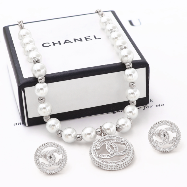 Fashion Necklace with Earrings Set with Box