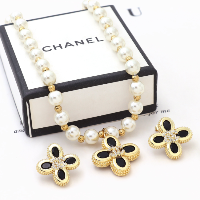 Fashion Necklace with Earrings Set with Box