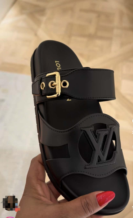 High Quality Sandals with Box Women Size 6-10 #LOV