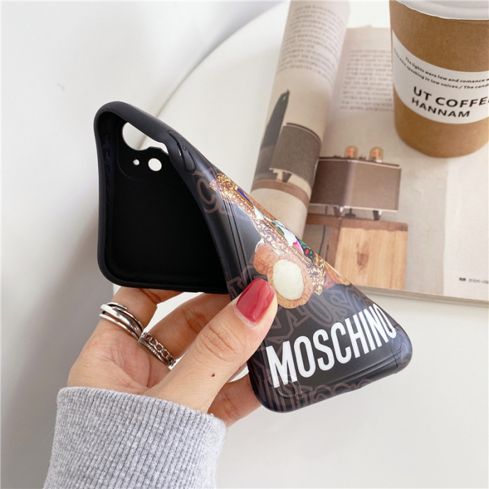 MOSCHINO iPhone12ケース 有名人愛用