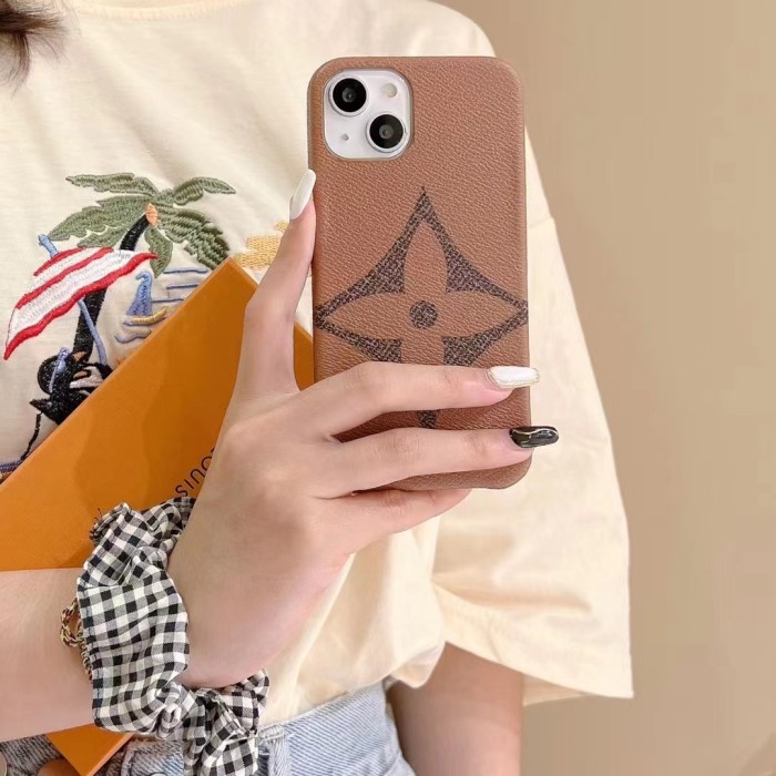 Vuitton iPhone13ProMaxケース セレブ愛用