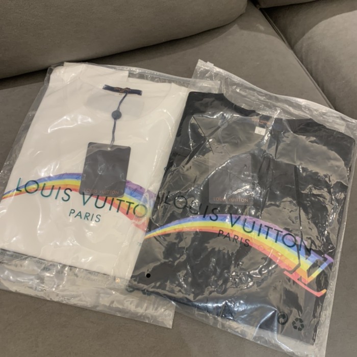 Louis Vuitton Counter Quality LV Rainbow Print For Men And Women T-shirt With All Tags ALV-012