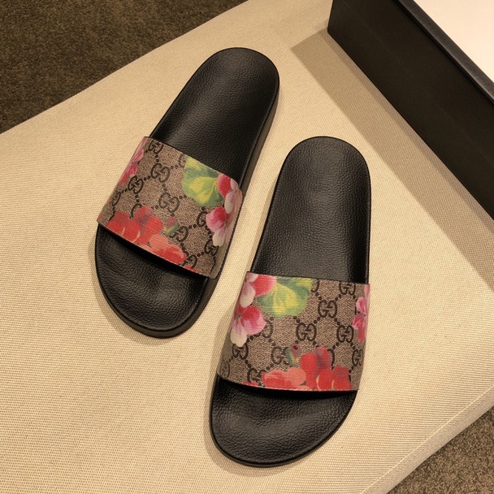 Gucci Slippers 35