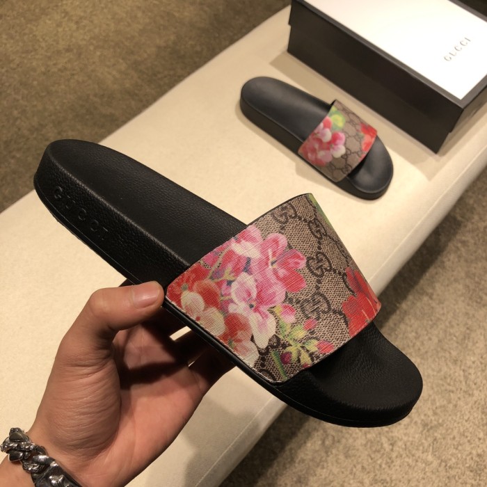 Gucci Slippers 35