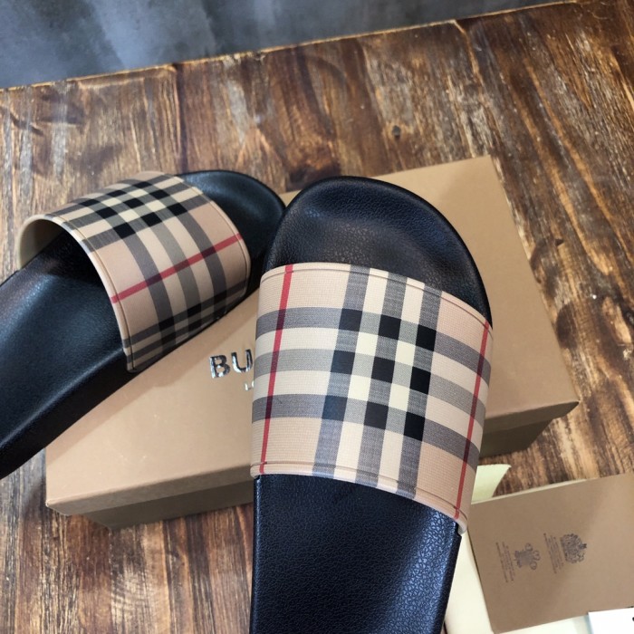 Burberry Slides Vintage Check