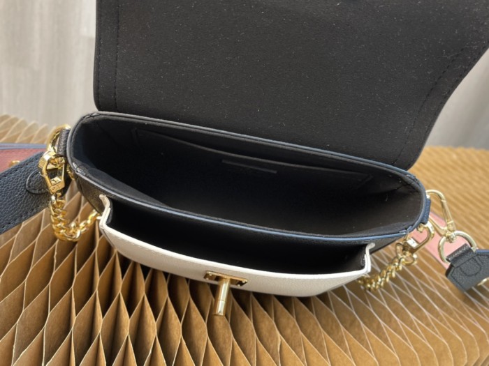 Handbag Louis Vuitton M58557 Lockme Tender size：19 x 13 x 8 cm