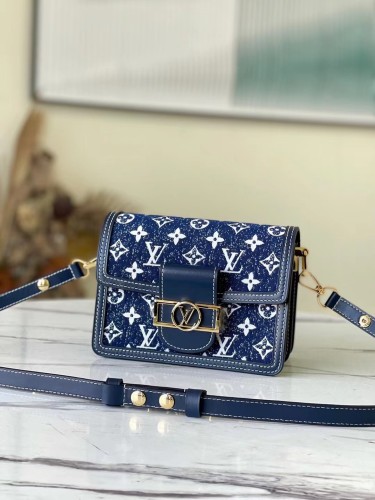 Handbag Louis Vuitton M59716 size 20 x 15 x 9cm
