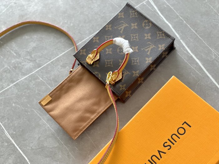 Handbag Louis Vuitton M69442 size 14x17x5.5CM