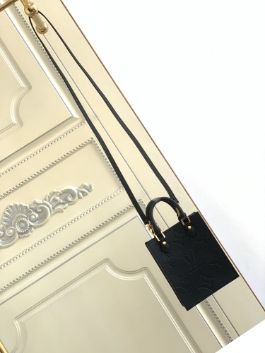 Handbag Louis Vuitton M80478 size 14 x 17 x 5cm