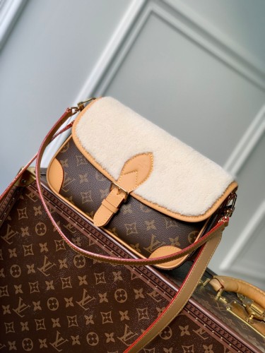 Handbag Louis Vuitton M46317 size 25cmx15cmx9cm