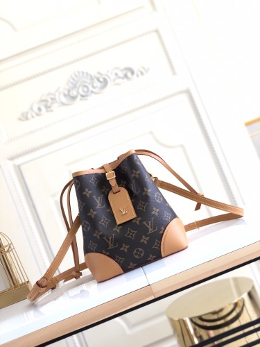 Handbag Louis Vuitton M57099 size 15x15x15