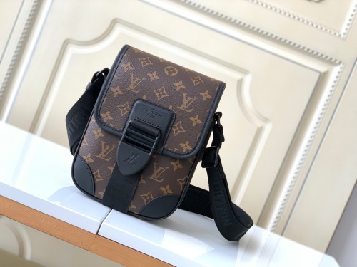 Handbag Louis Vuitton m46442 size 16 x 22 x 7