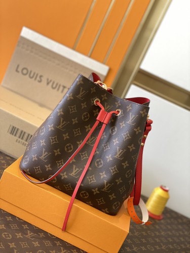 Handbag Louis Vuitton M44021 size 26x26x17.5cm