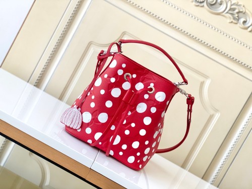 Handbag  Louis Vuitton M21730 size 20 x 20 x 13