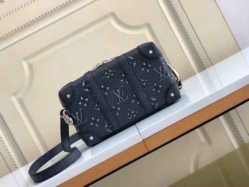 Handbag Louis Vuitton   M81776  size 22.5-14-5 cm