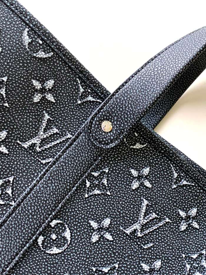 Handbag  Louis Vuitton M21371 size 60 x 37 x 15.5 cm