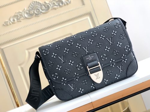 Handbag  Louis Vuitton  m21358  size  35 x 24 x 8  cm