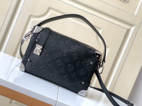  Handbag  Louis Vuitton   M21709 size  21 x 14 x 6  cm