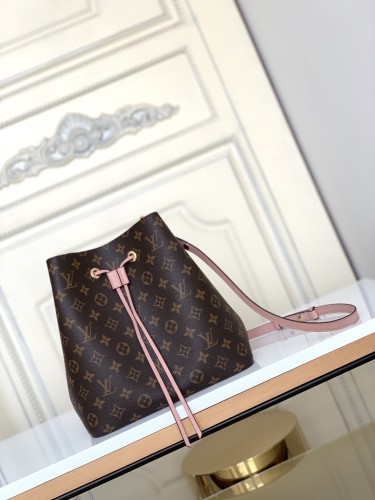 Handbag  Louis Vuitton  M44022  size  26.0 x 22.0 x 27.0  cm