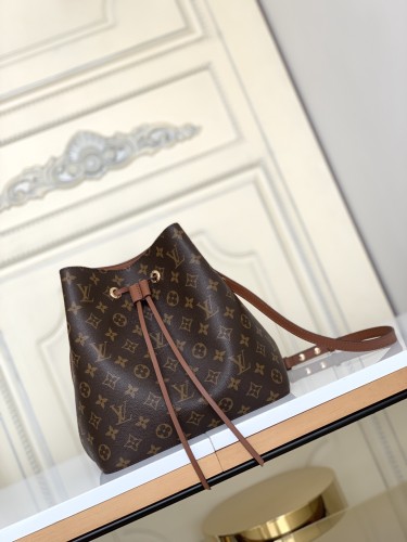 Handbag Louis Vuitton  M44022  size  26.0 x 22.0 x 27.0  cm 