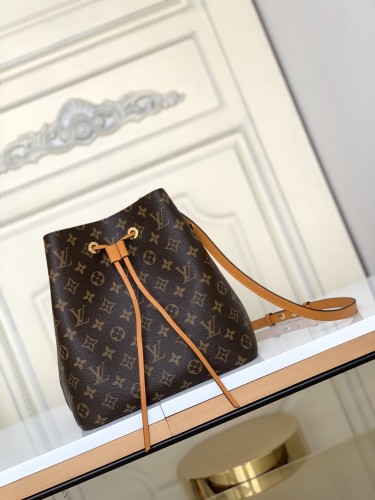 Handbag  Louis Vuitton  M44022  size  26.0 x 22.0 x 27.0 cm