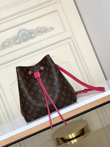  Handbag  Louis Vuitton  M44022  size  26.0 x 22.0 x 27.0 cm