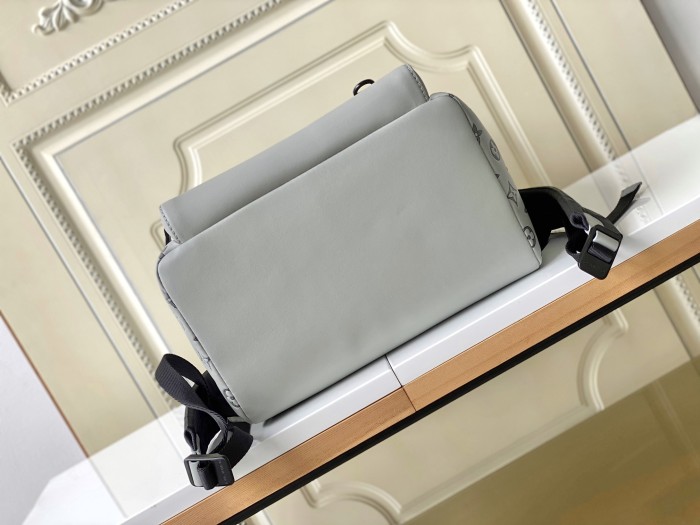 Handbag   Louis Vuitton  M46105  size 33 x 41 x 18  cm 