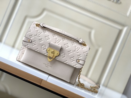 Handbag   Louis Vuitton  M44151  size  25 x 17 x 9.5  cm