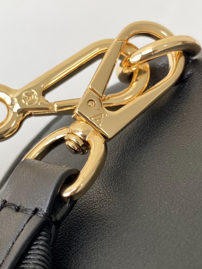Handbag  Louis Vuitton   M59800  size  20x10x10  cm