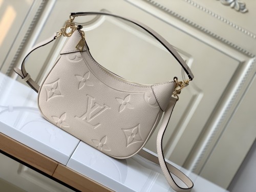  Handbag   Louis Vuitton  46099   size  22 x 14 x 9  cm