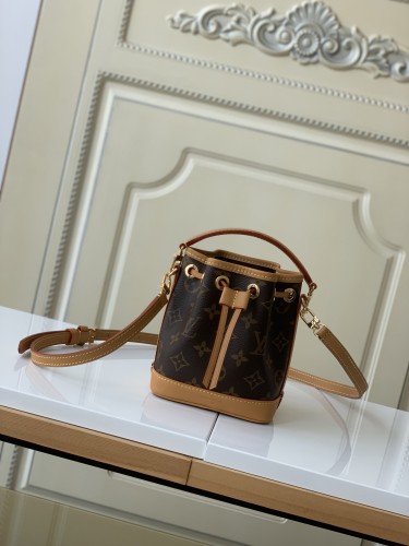 Handbag   Louis Vuitton  M81266  size  13x16x10 cm