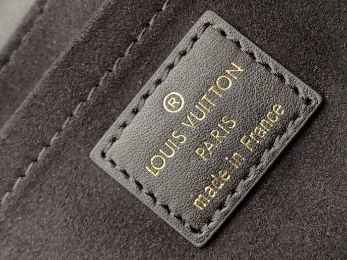 Handbag   Louis Vuitton  M58552  size  24x14x9  cm