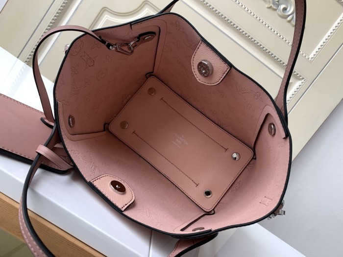  Handbag   Louis Vuitton  M54353  size  23 x 21 x 13  cm