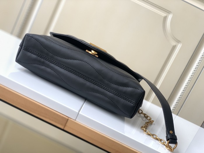 Handbag   Louis Vuitton  M58552  size  24x14x9  cm