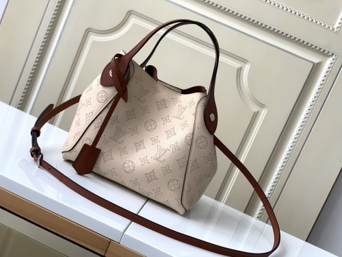  Handbag   Louis Vuitton  M54351  size 23 x 21 x 13  cm 