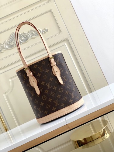 Handbag   Louis Vuitton  M42238   size   23 x 15 x 26  cm