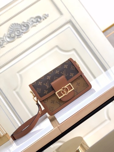 Handbag  Louis Vuitton  M44580  size  20×19×9  cm 