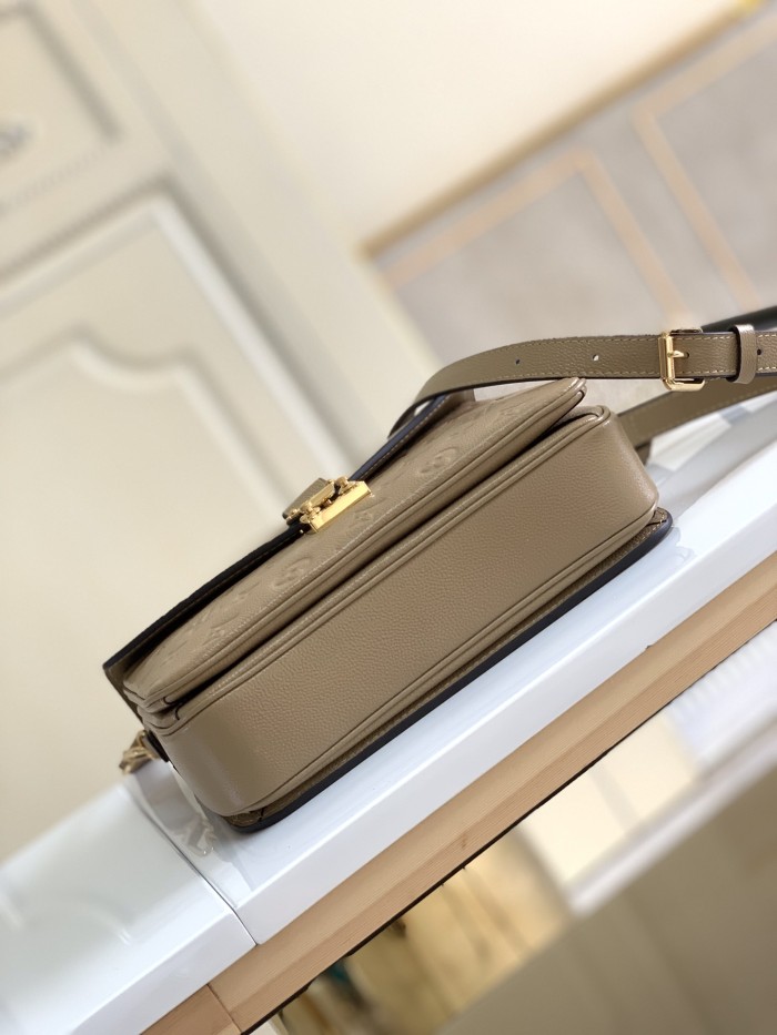  Handbag  Louis Vuitton  M41488  size  25 x 19 x 9  cm