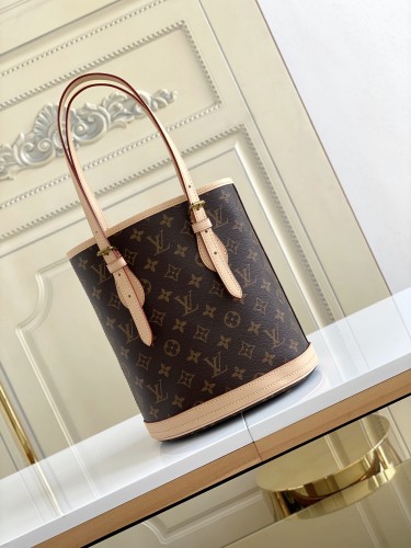  Handbag   Louis Vuitton  M42238  size  23 x 15 x 26  cm