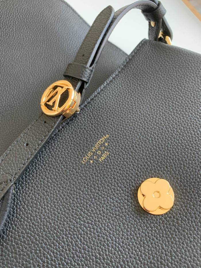  Handbag  Louis Vuitton  M58967  size  25 x 17.5 x 8   cm