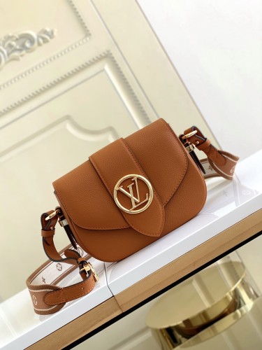  Handbag   Louis Vuitton  M58729  size21 x 15 x 6.5  cm