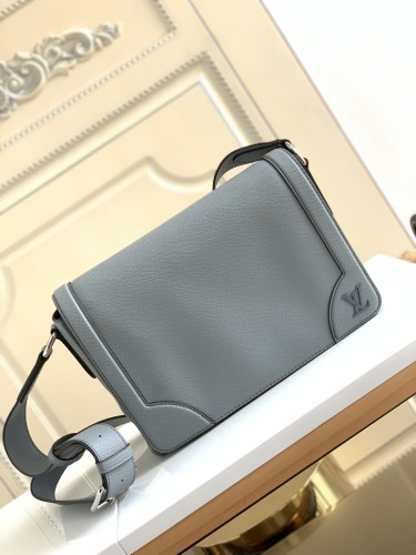 Handbag  Louis Vuitton  M30808  size  28.3 x 18.3 x 4.3   cm