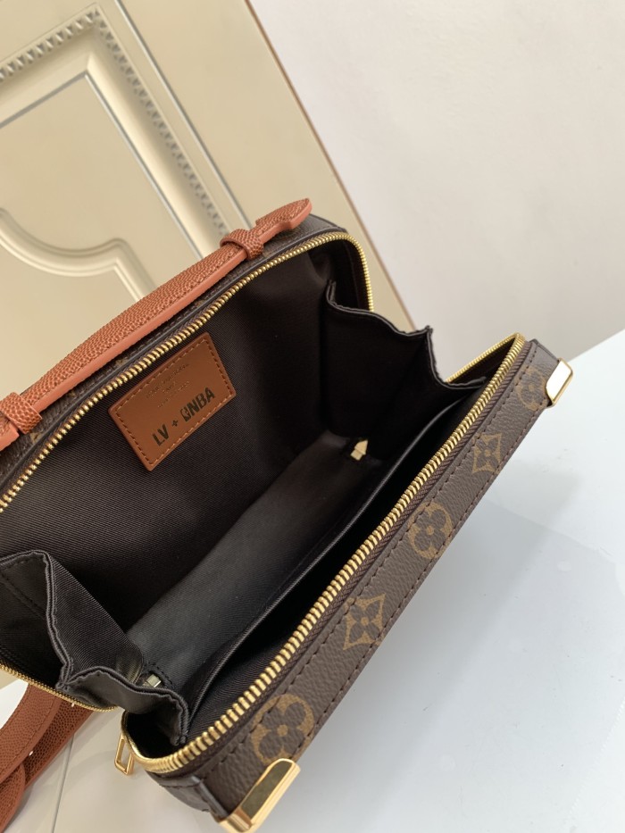 Handbag    Louis Vuitton  M45785  size  21.5 x 15 x 7 cm