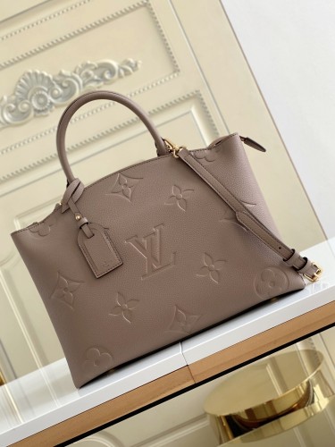 Handbag  Louis Vuitton  M45833  size 34 x 24 x 15 cm