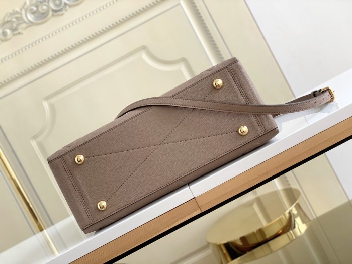 Handbag  Louis Vuitton  M45833  size 34 x 24 x 15 cm