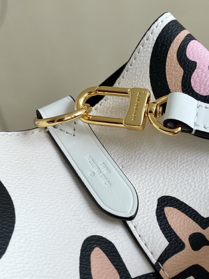  Handbag   Louis Vuitton  M44679  size  26.0 x 26.0 x 17.5 cm